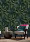 tapeta ścienna z duże liście palm  salon  zielony i granatowy  Genesis 112017