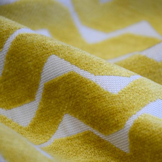 Żółta tkanina na zasłony i obicia mebli ze wzorem graficznym w stylu lat 60-tych