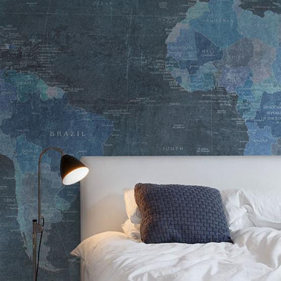 Niebieska fototapeta na ścianę z mapą świata-aranżacja