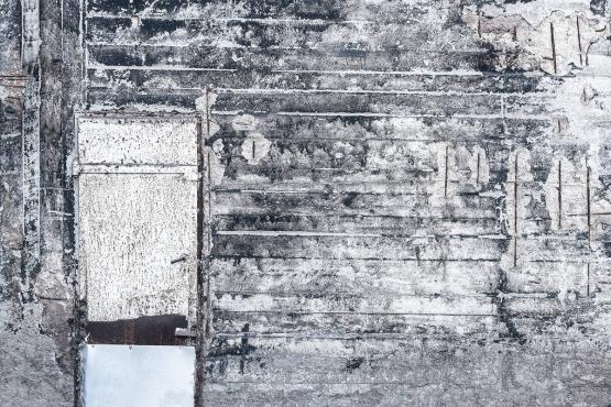 Fototapeta ścienna z postarzaną betonową ścianą- widok wzoru
