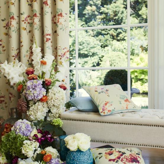 Tkaniny zasłonowe i dekoracyjne z motywem kwiatowym