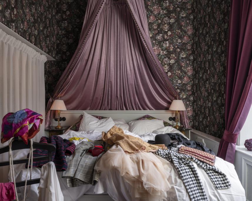 tapeta ścienna w kwiaty - pomysł na sypialnię - zdjęcie aranżacyjne